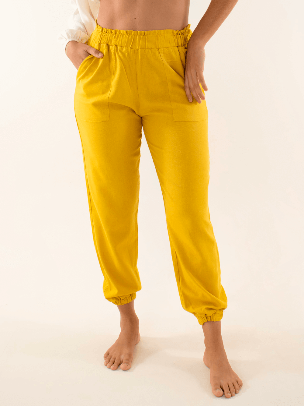 Calça jogger Catarina amarelo da marca Greenish, ideal para um look moderno e confortável.
