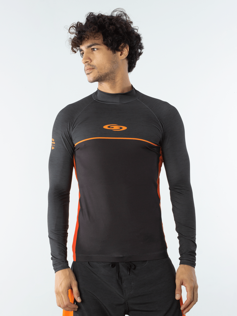 Camiseta de manga longa masculina Greenish, preta com detalhes laranja, ideal para surf e atividades aquáticas.