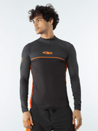 Camiseta de manga longa masculina Greenish, preta com detalhes laranja, ideal para surf e atividades aquáticas.