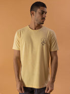 Camiseta Hibiscus amarela da marca Greenish, modelo masculino, estilo casual, ideal para o verão.