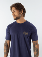 Camiseta Soul Surfer Azul Marinho da Greenish, feita em algodão, confortável e leve, ideal para o dia a dia.
