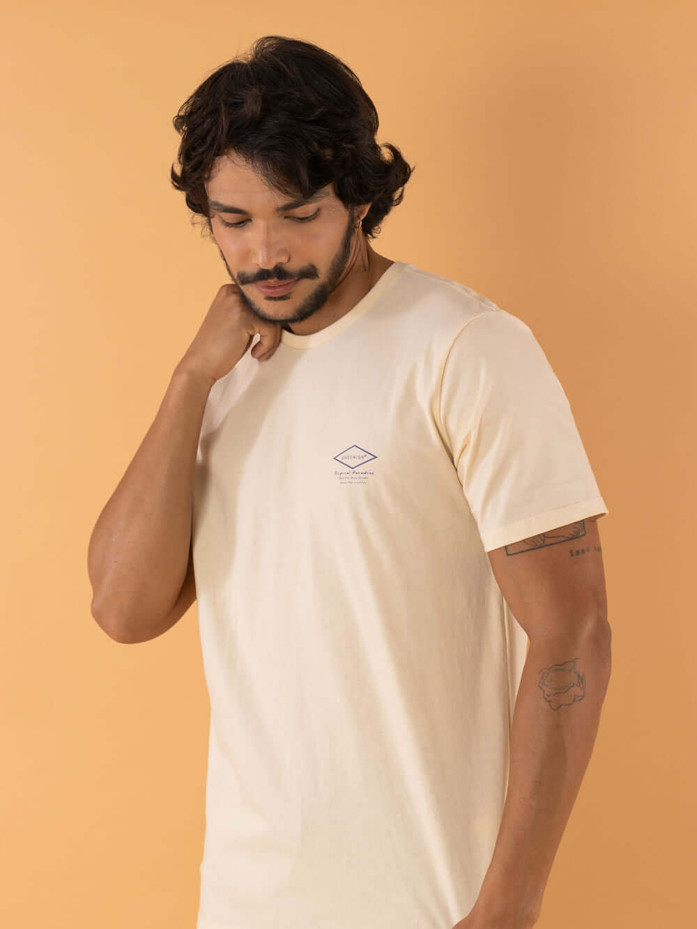 Camiseta Summer Diamond Beige da Greenish, em algodão sustentável, modelo clássico e caimento perfeito.