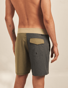 Alt Tag: Boardwalk Color Blocks - Grafite da Greenish, bermuda color block masculina com cós anatômico e bolso traseiro resistente