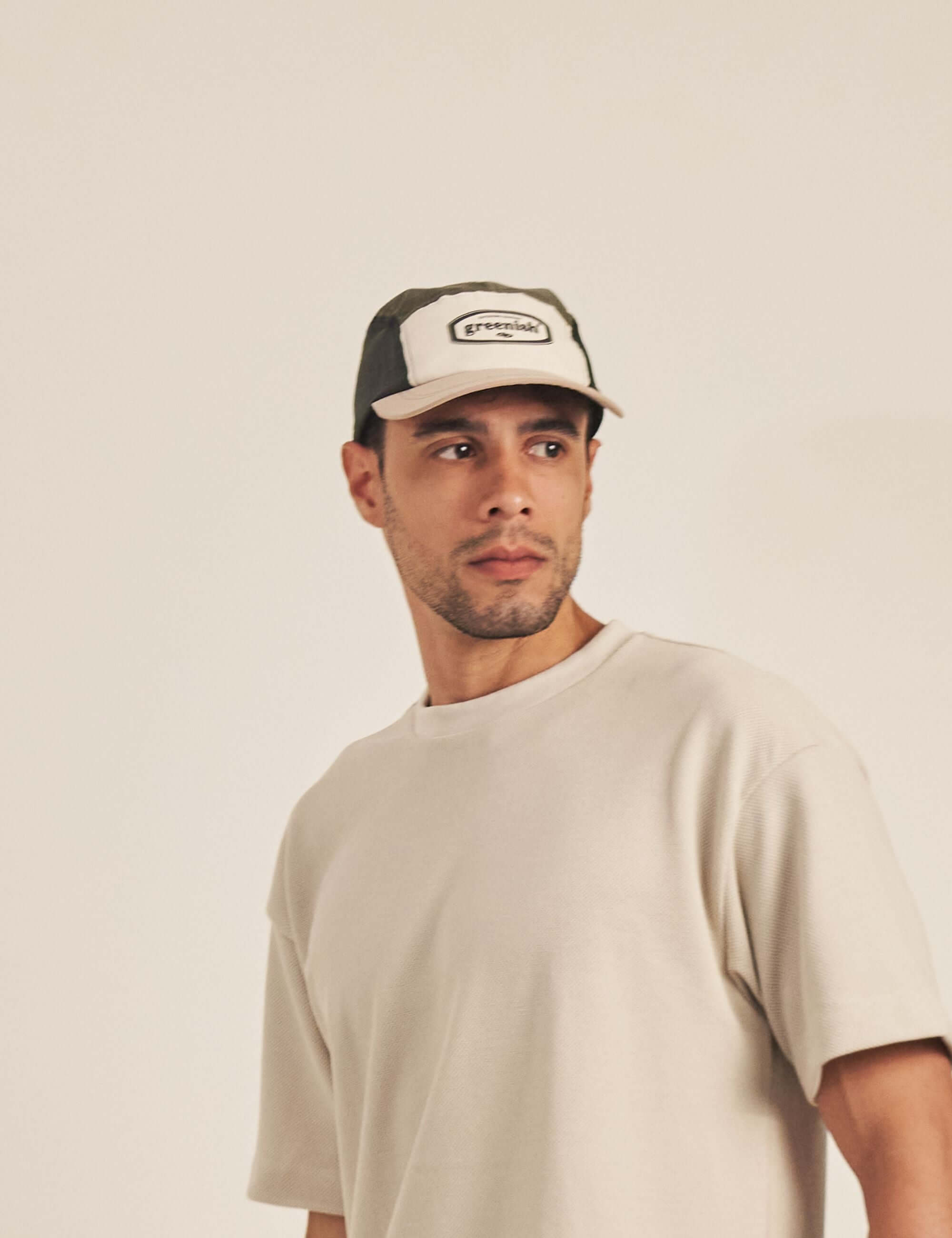 Alt Tag: Bone Green Outdoors Co. - Areia boné Greenish com aba curva, mix de cores, silk em relevo e acabamento premium para trilhas e dias de sol