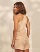 Short Tricot Fer - Bege by Greenish, short tricot bege com caimento reto, listras sutis e modelagem leve para praia e descanso