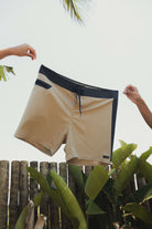 Boardshort Ultralight II Color - Caqui da Greenish, confortável e funcional, ideal para surfe e atividades ao ar livre.