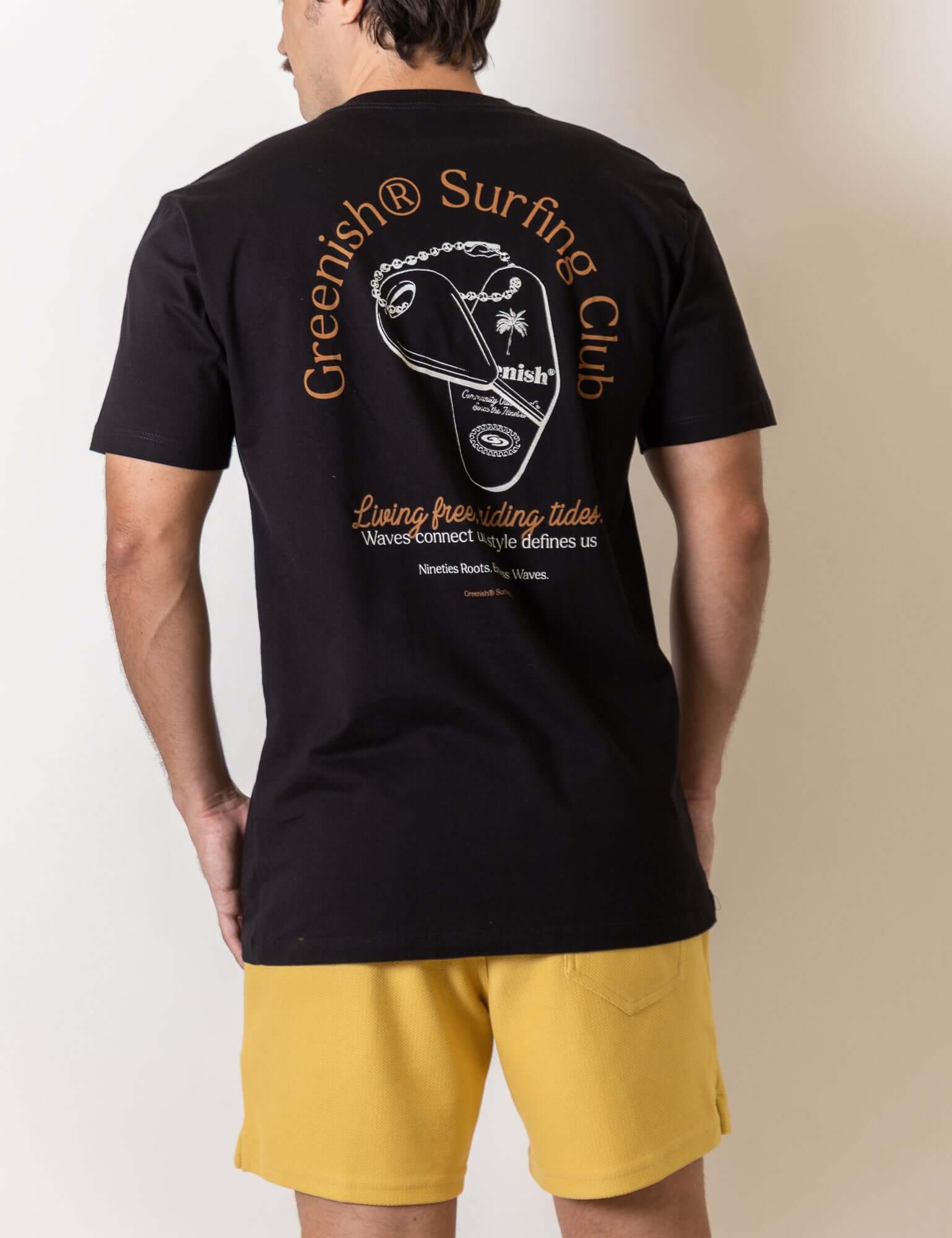 Camiseta Fin Key - Preto da Greenish com estampa vintage de surf no verso, inspirada no estilo de vida despretensioso e confortável do surf.