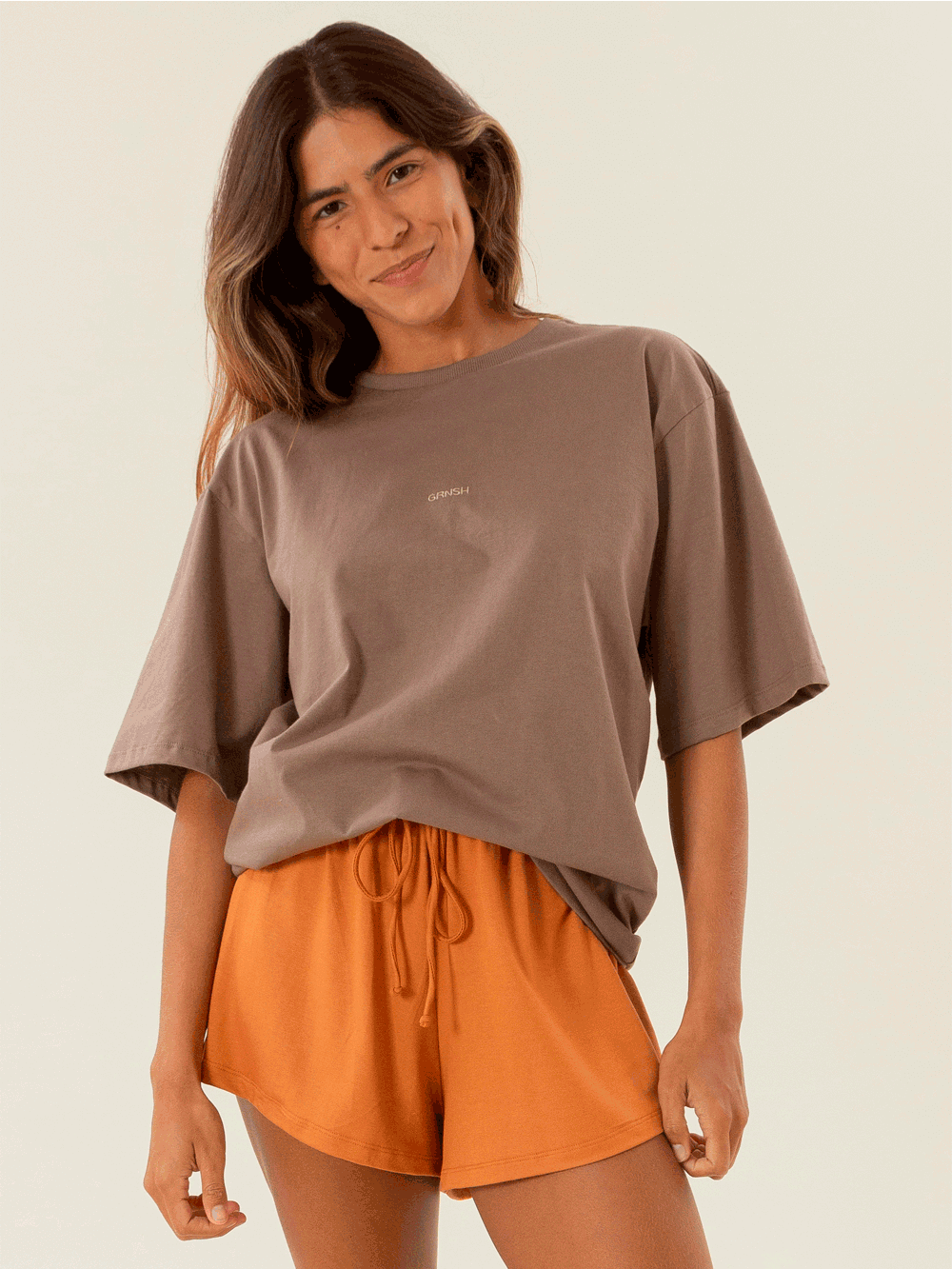 Camiseta oversized Luna caqui da marca Greenish, estilo casual e conforto para o dia a dia.