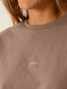 Camiseta oversized Luna na cor caqui da marca Greenish, destacando o bordado GRNSH na parte frontal.