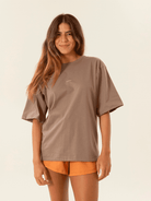 Camiseta oversized caqui da Greenish, modelo Luna, com corte confortável e estilo moderno.
