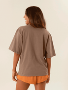 Camiseta oversized Luna caqui da Greenish vista de trás, perfeita para um look casual e confortável.