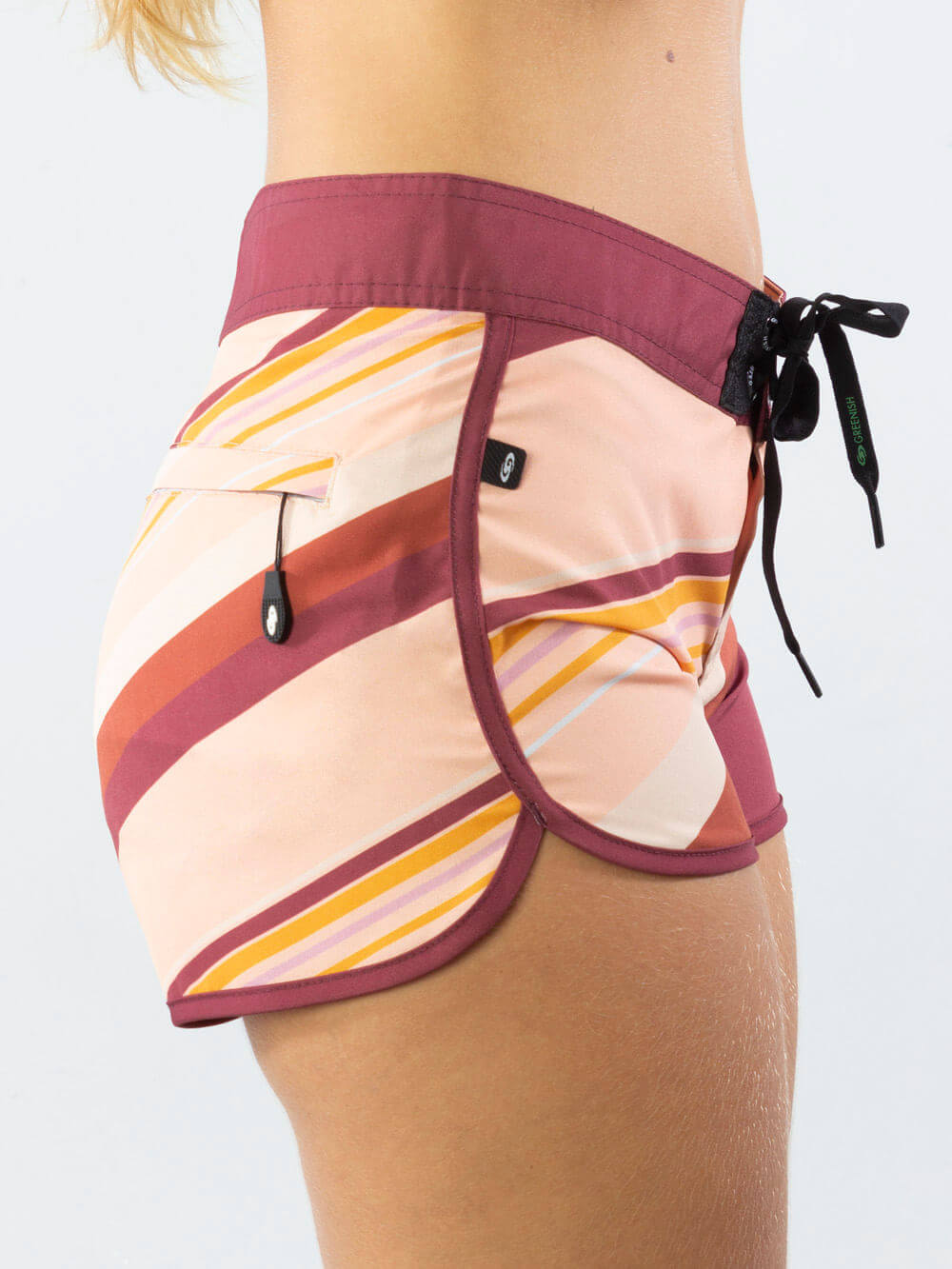 Bermuda feminina Greenish Nature Sport rosa com listras coloridas, ideal para atividades ao ar livre.