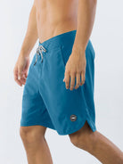 Greenish Boardwalk New Basic azul surf shorts for men, featuring total stretch and anatomical waistband for ultimate comfort.