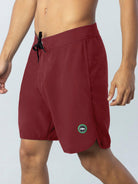 Boardshort Vintage Embroidery Bordo da Greenish, com cós anatômico e bolso traseiro, ideal para conforto e estilo.