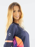 Camisa UV feminina Daisies da Greenish, azul marinho, proteção solar 50+, estilo e conforto.