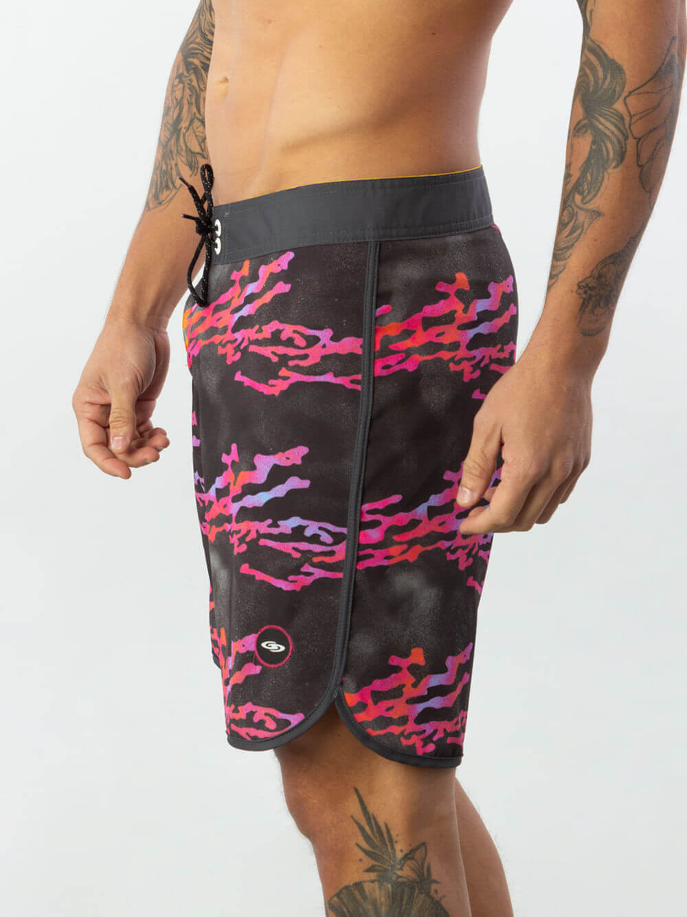 Shorts de praia masculino Greenish Boardshort Fluid Preto com design camuflado colorido, cós anatômico e bolso traseiro.