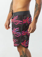 Shorts de praia masculino Greenish Boardshort Fluid Preto com design camuflado colorido, cós anatômico e bolso traseiro.