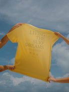 Camiseta amarela "Living The Surf Dreams" da Greenish, perfeita para amantes do surf. Modelo clássico e estampa exclusiva.