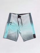 Greenish BOARDSHORT POLLEN - CINZA with gradient blue design and stylish details, perfect for beach or pool.