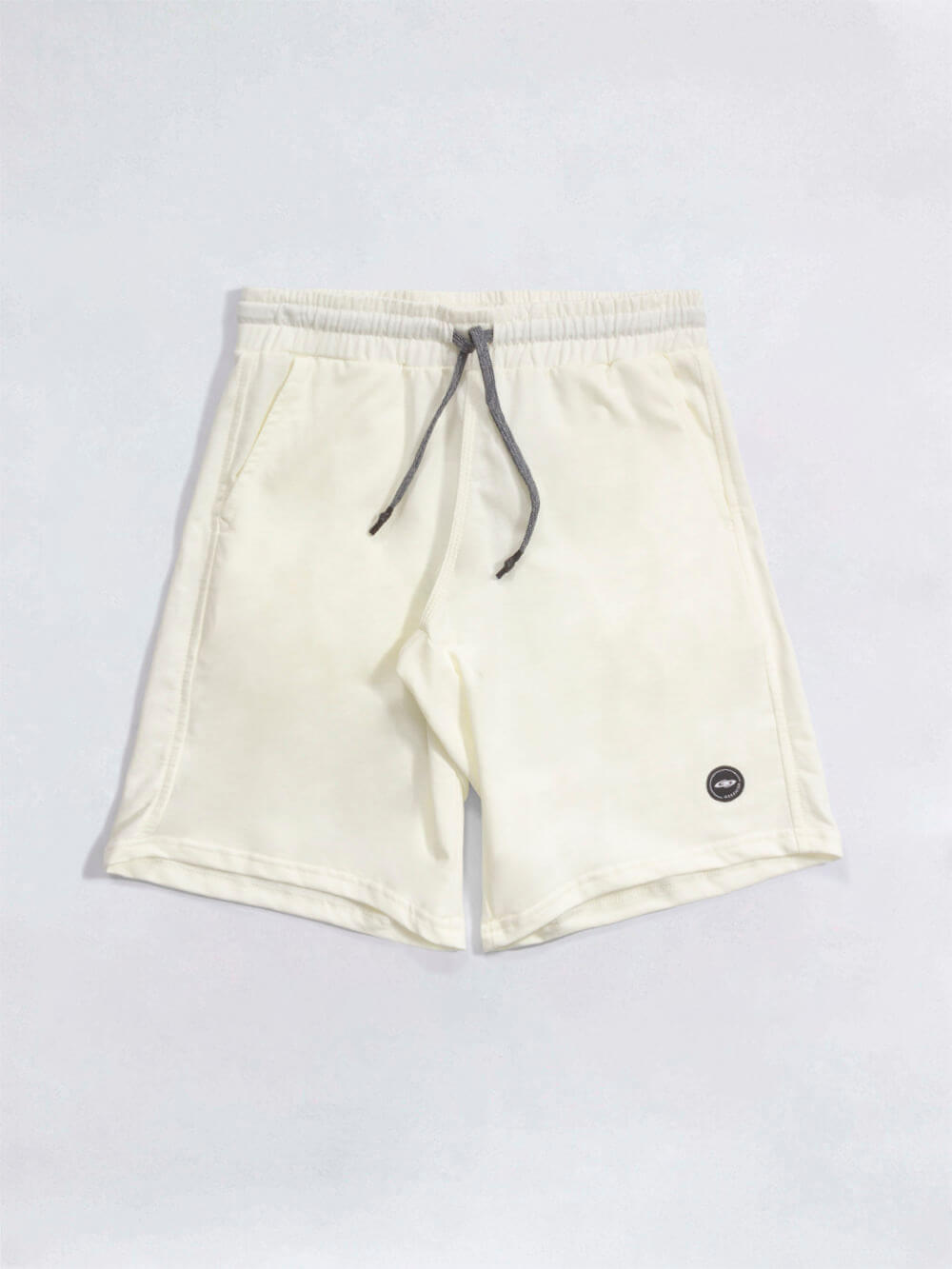 Bermuda de moletom Basic Off White da Greenish, com elástico na cintura e bolso lateral, ideal para conforto e estilo.