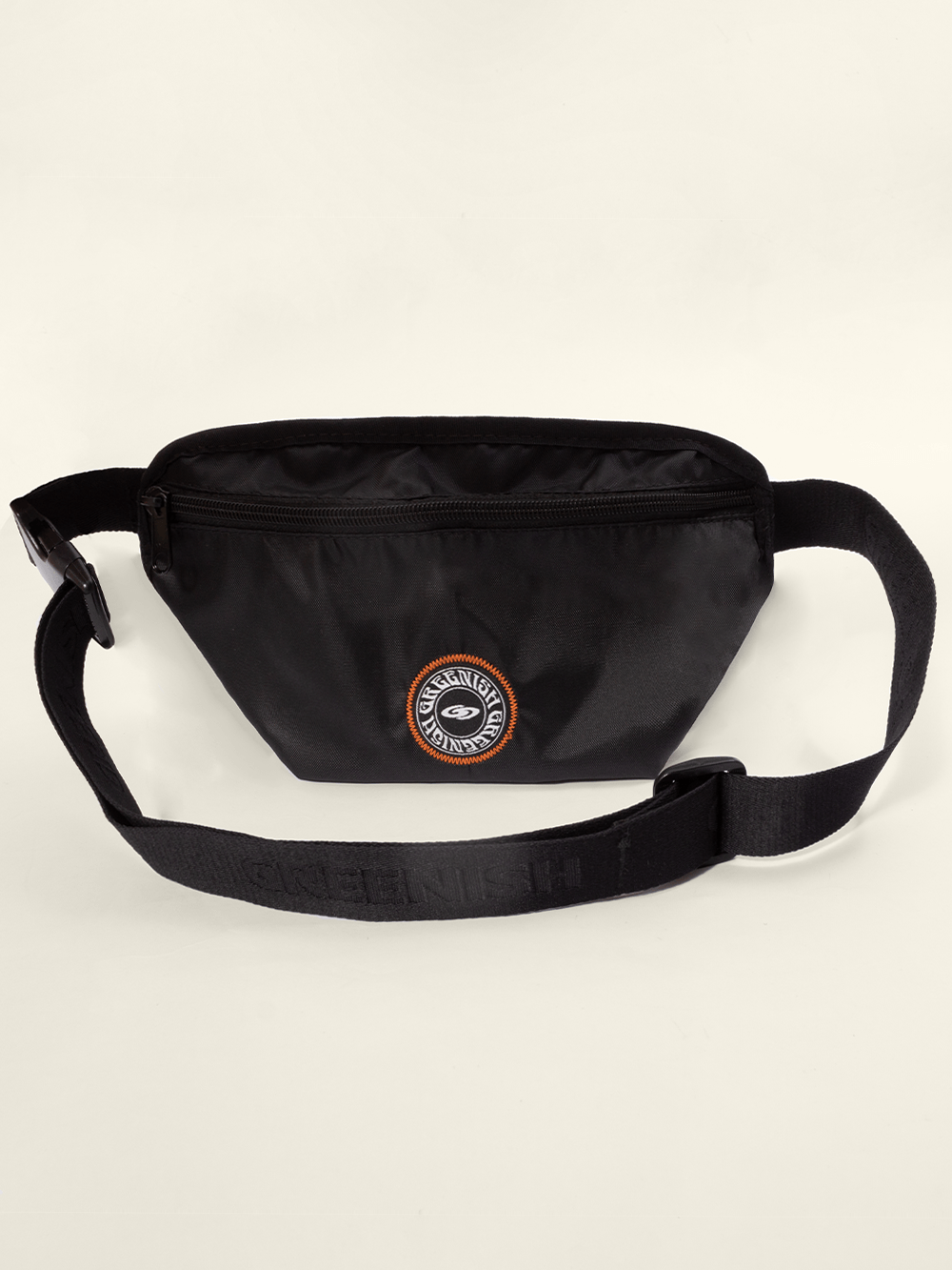 Pochete Greenish - Preto, acessório versátil e estiloso com fecho e logotipo, ideal para uso diário.