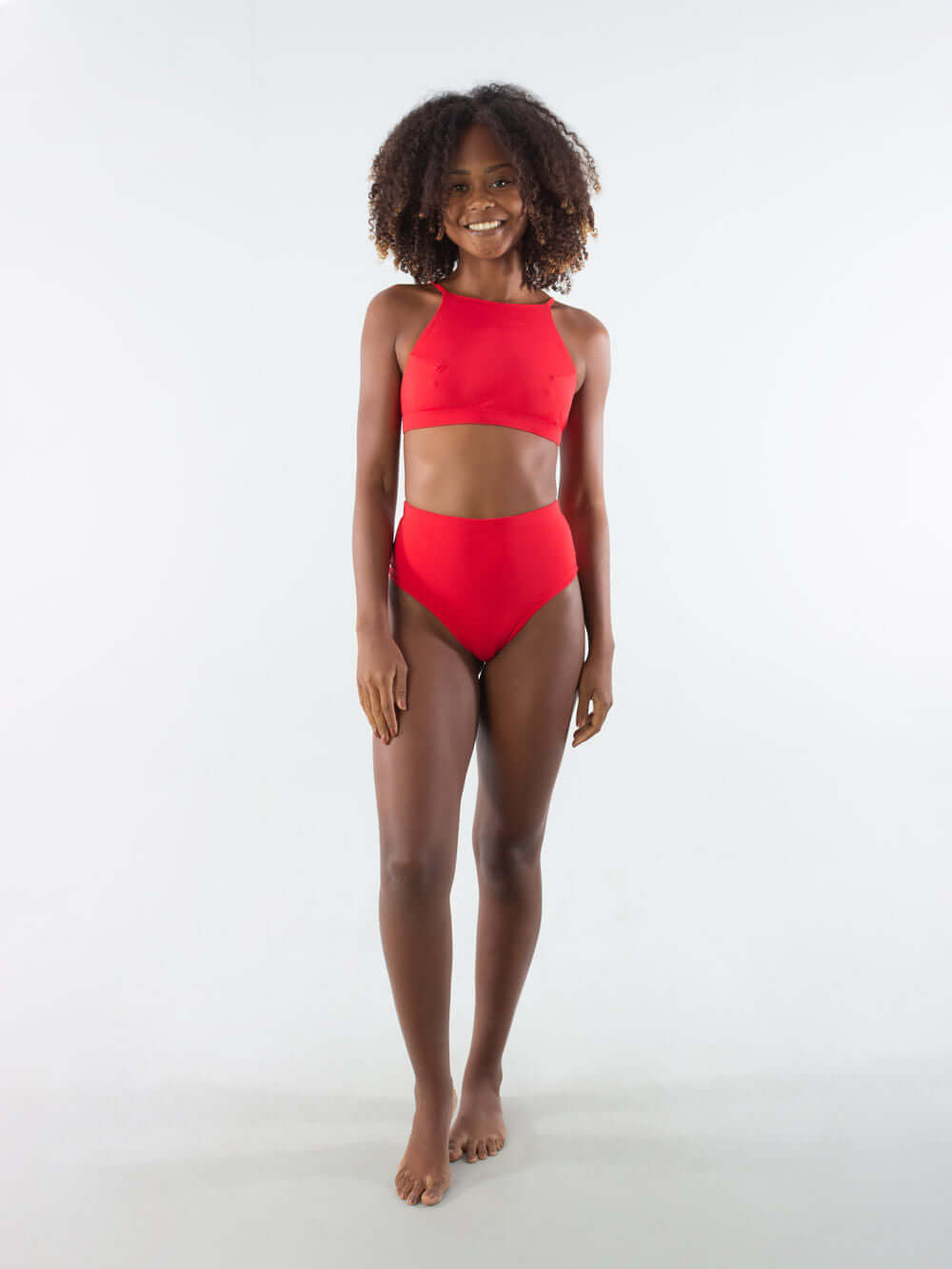 Calcinha hot pants surfing vermelha da Greenish, ideal para surf e moda praia, com modelo feminino.