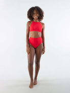 Calcinha hot pants surfing vermelha da Greenish, ideal para surf e moda praia, com modelo feminino.