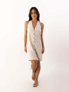 Vestido curto Clara da Greenish, estilo prático e confortável, com botões e caimento soltinho.