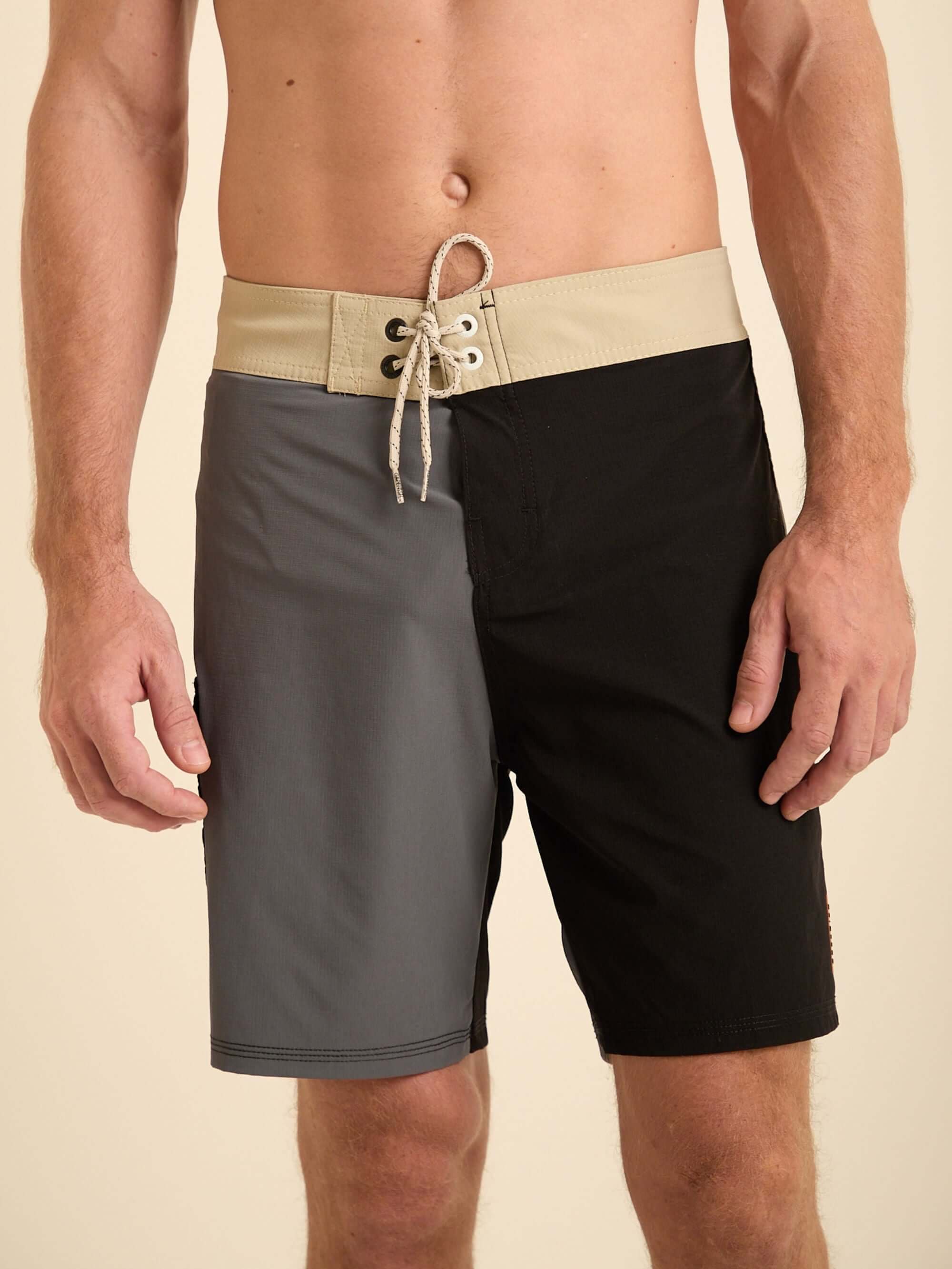 Shorts de banho Greenish Color Blocks em grafite, com cós anatômico e design moderno para conforto e performance.