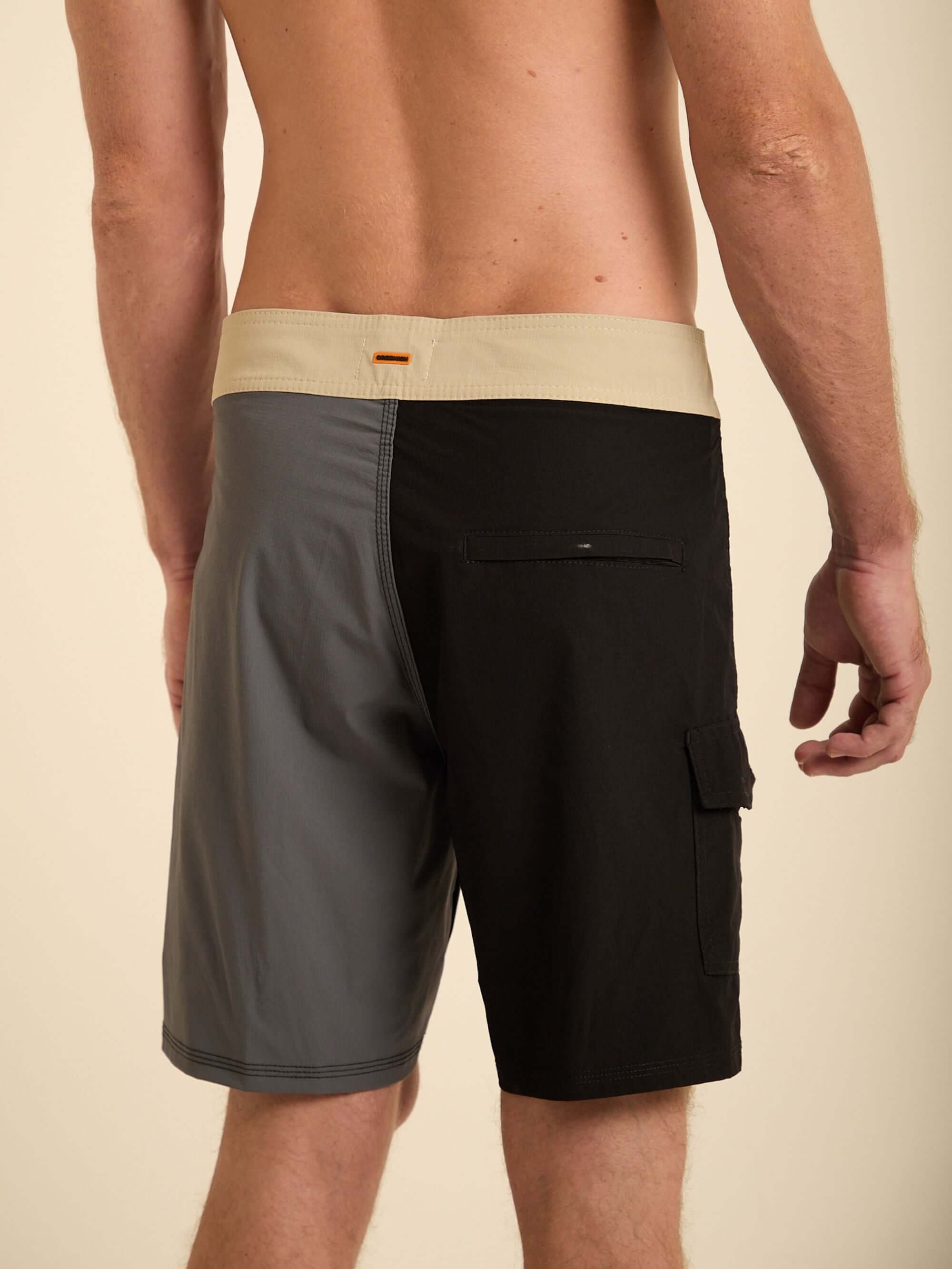 Boardshort Color Blocks Grafite da Greenish, com cós anatômico e bolso lateral, ideal para praia e conforto.