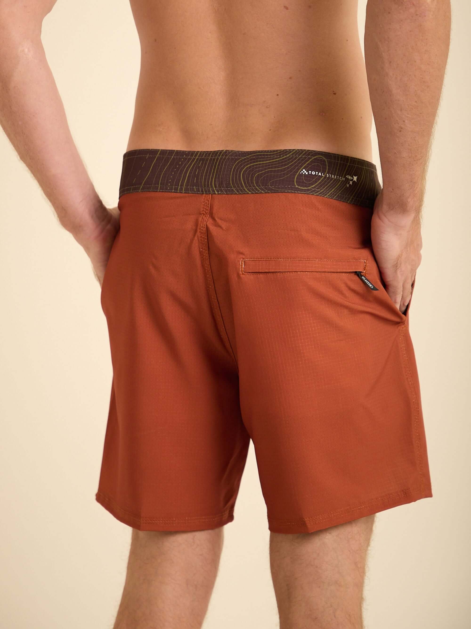 Shorts Boardwalk Searching Telha da Greenish, com cós anatômico e bolso traseiro em zíper.