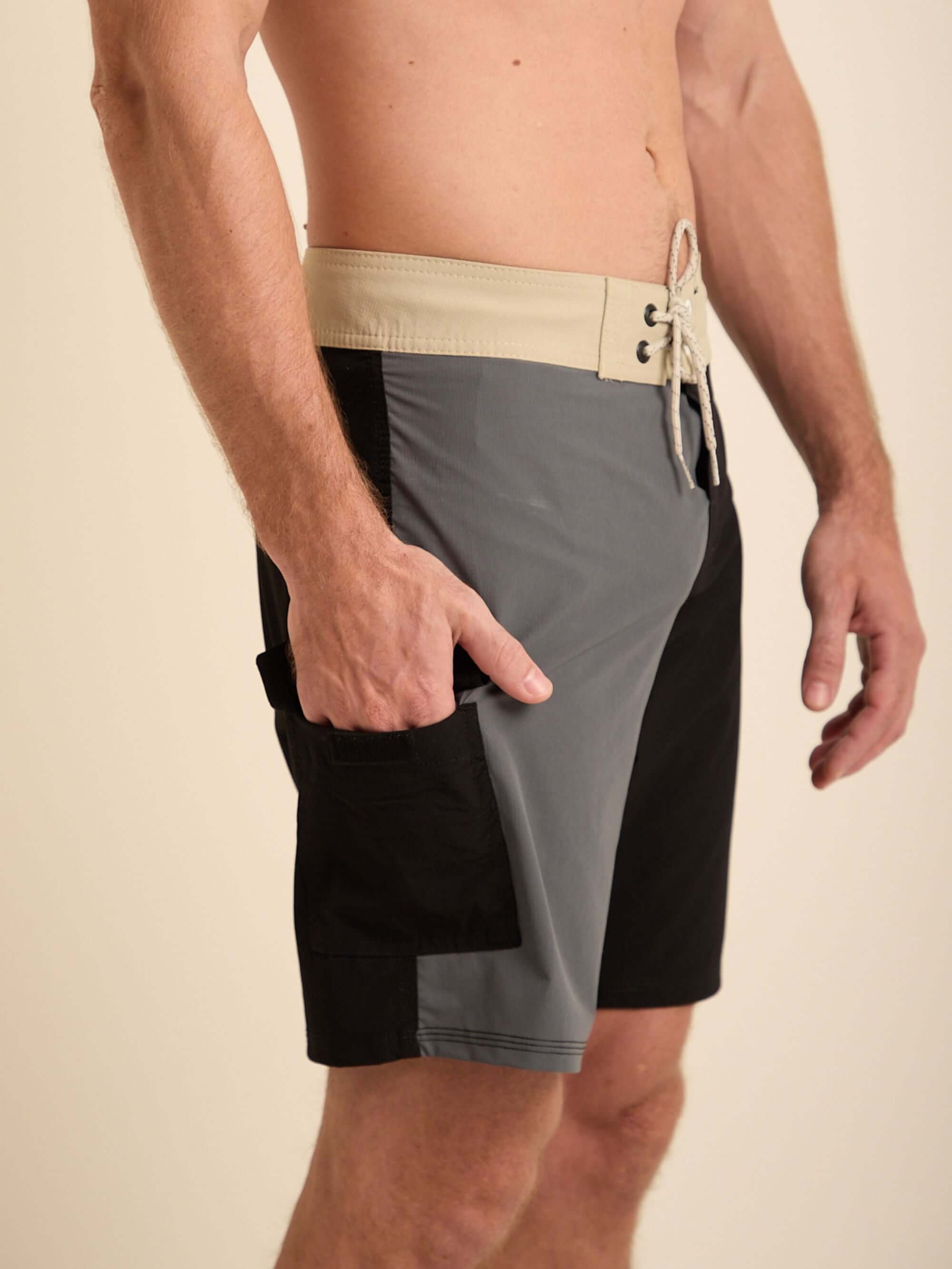 Boardshorts Color Blocks Grafite da Greenish, com cós anatômico e bolso cargo, ideal para conforto e estilo.