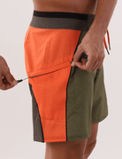 Bermuda Boardshort Outdoor Adventures Verde da Greenish com detalhe orange e ajuste lateral.