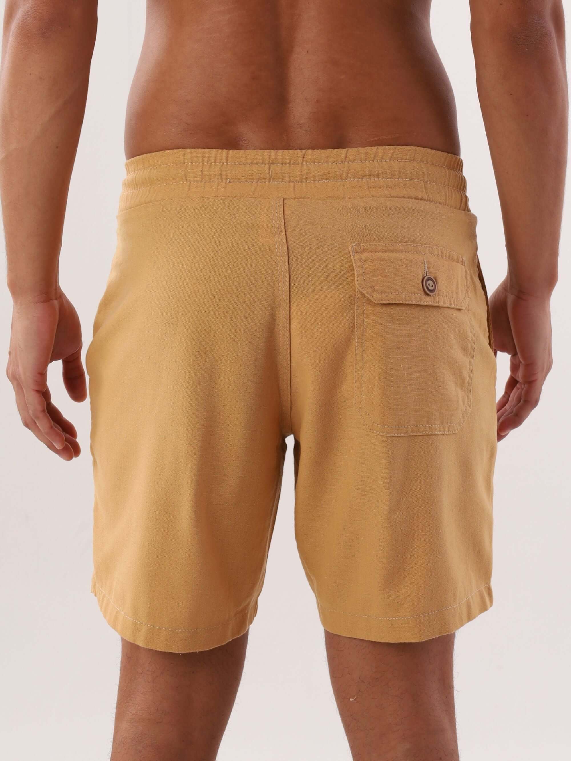 Bermuda Blend Amarelo Escuro da Greenish, vista traseira, estilo casual e confortável para o verão.