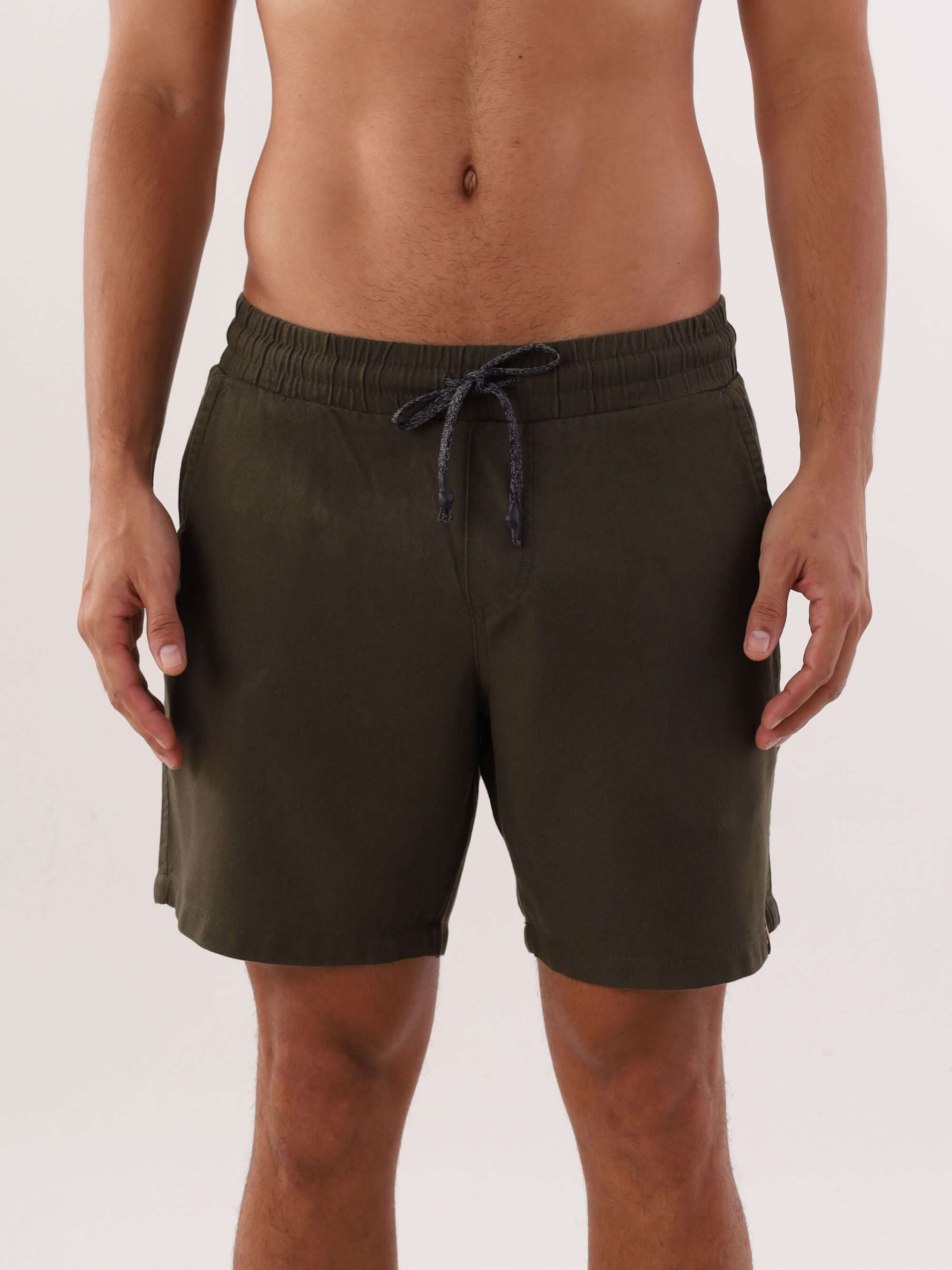 Bermuda Blend Verde Militar da marca Greenish, ideal para looks descontraídos e confortáveis no verão.