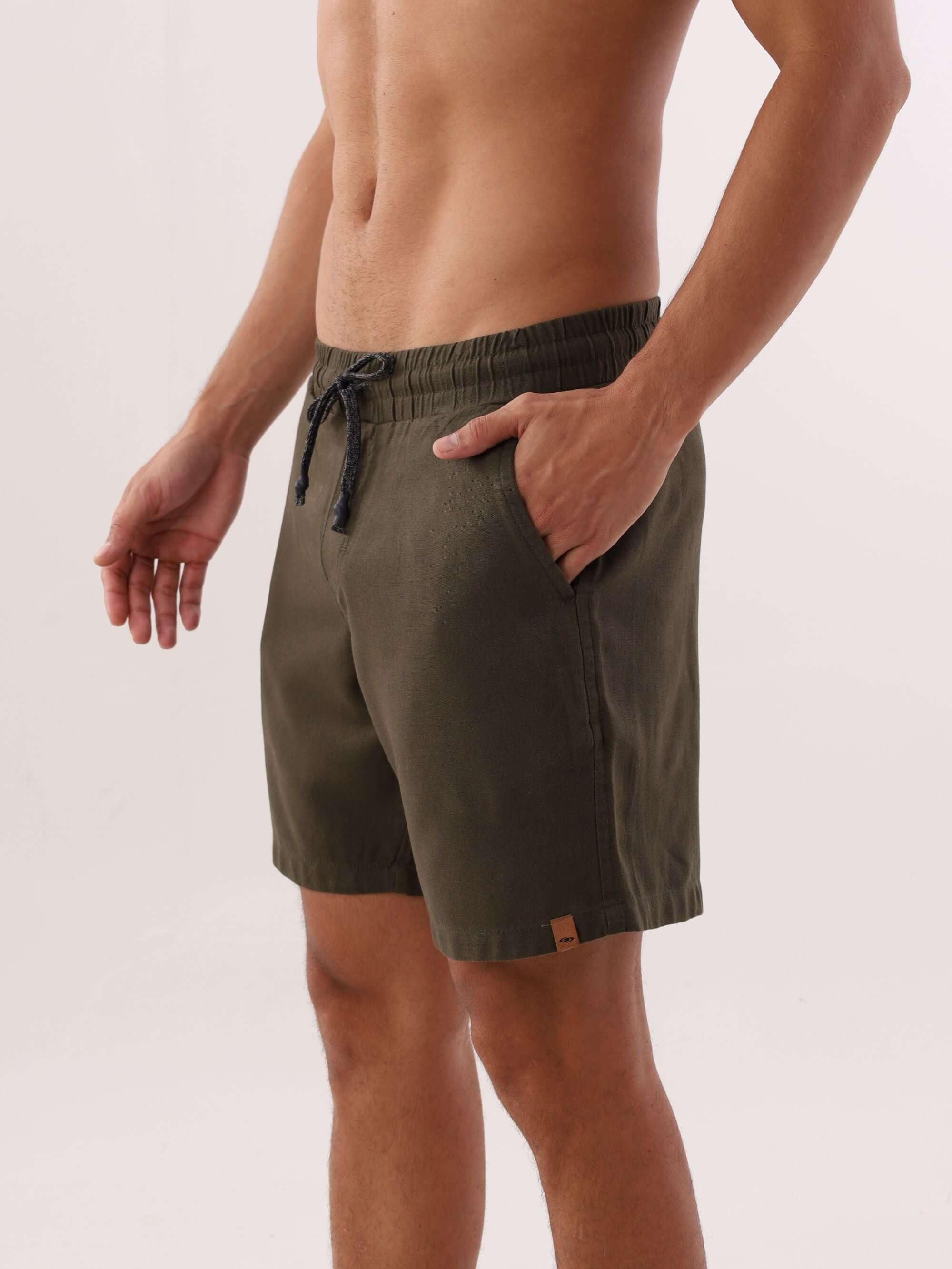 Bermuda Blend Verde Militar da Greenish, estilo casual, perfeita para o verão e momentos de lazer.