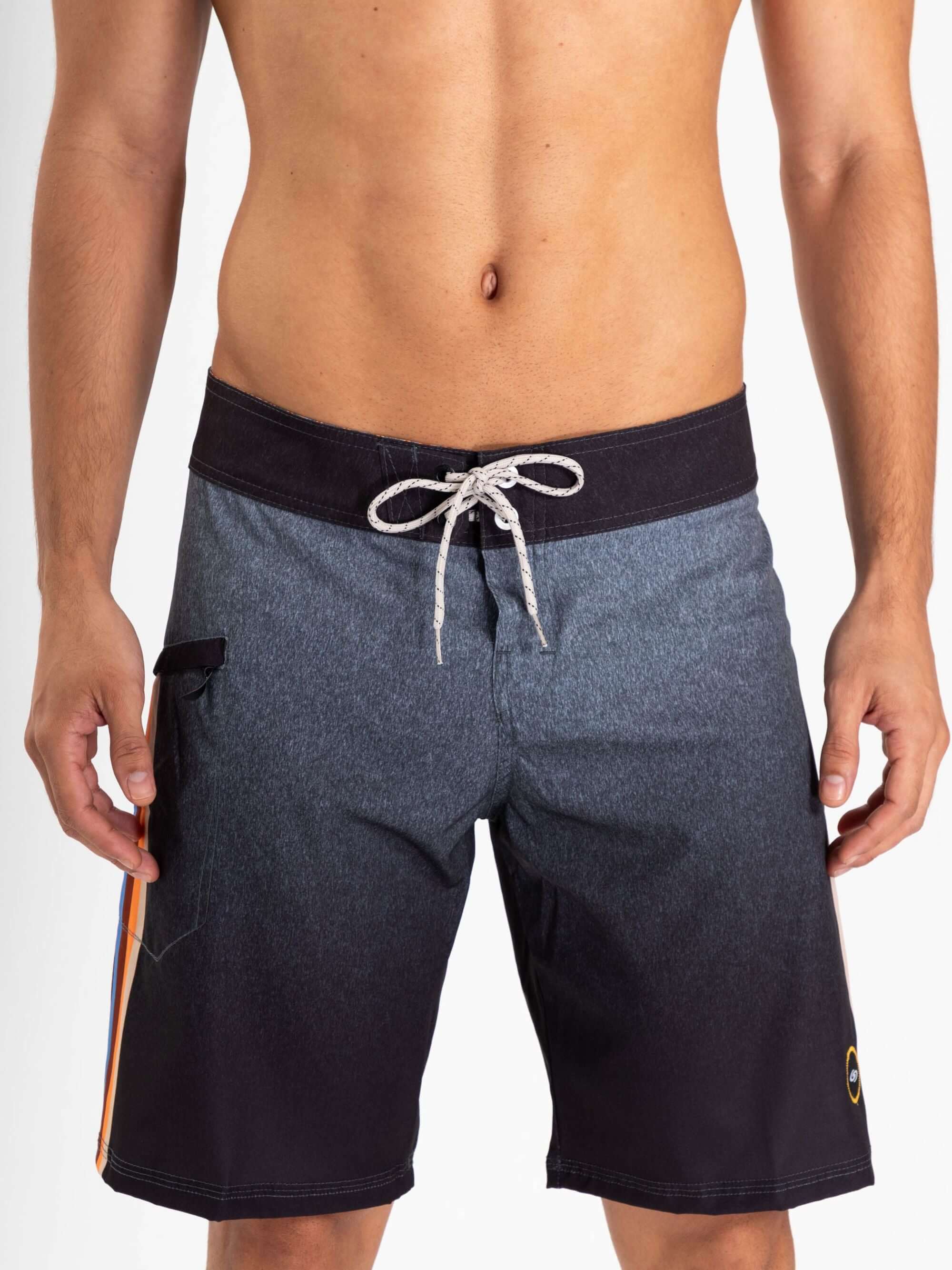 Shorts de banho grafite com detalhes em laranja, modelo retrô da marca Greenish, ideal para o verão.