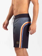 Bermuda de surfe masculina Greenish, modelo retro grafite, com listras coloridas e logo, perfeita para o verão.