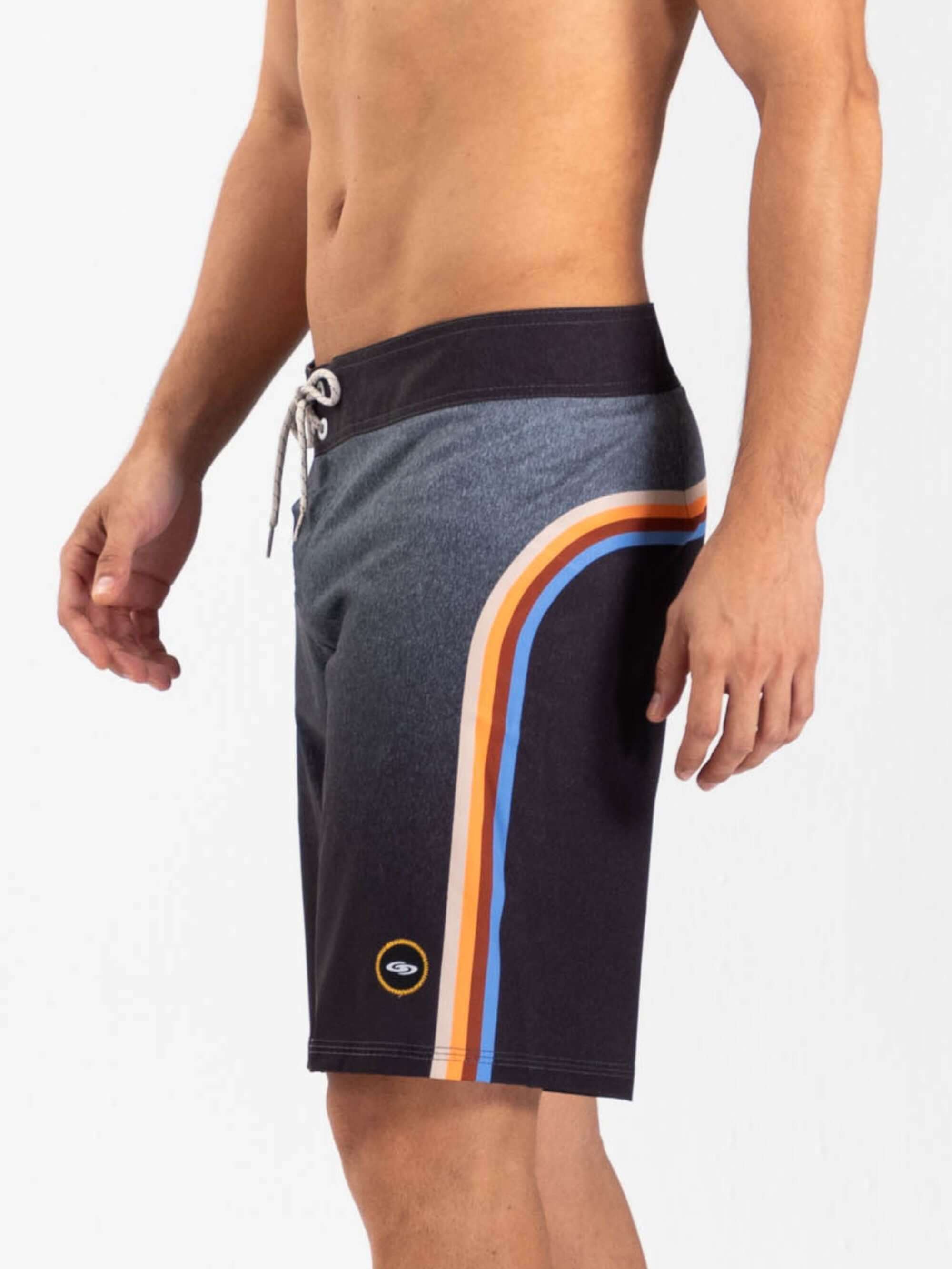Bermuda de surfe masculina Greenish, modelo retro grafite, com listras coloridas e logo, perfeita para o verão.