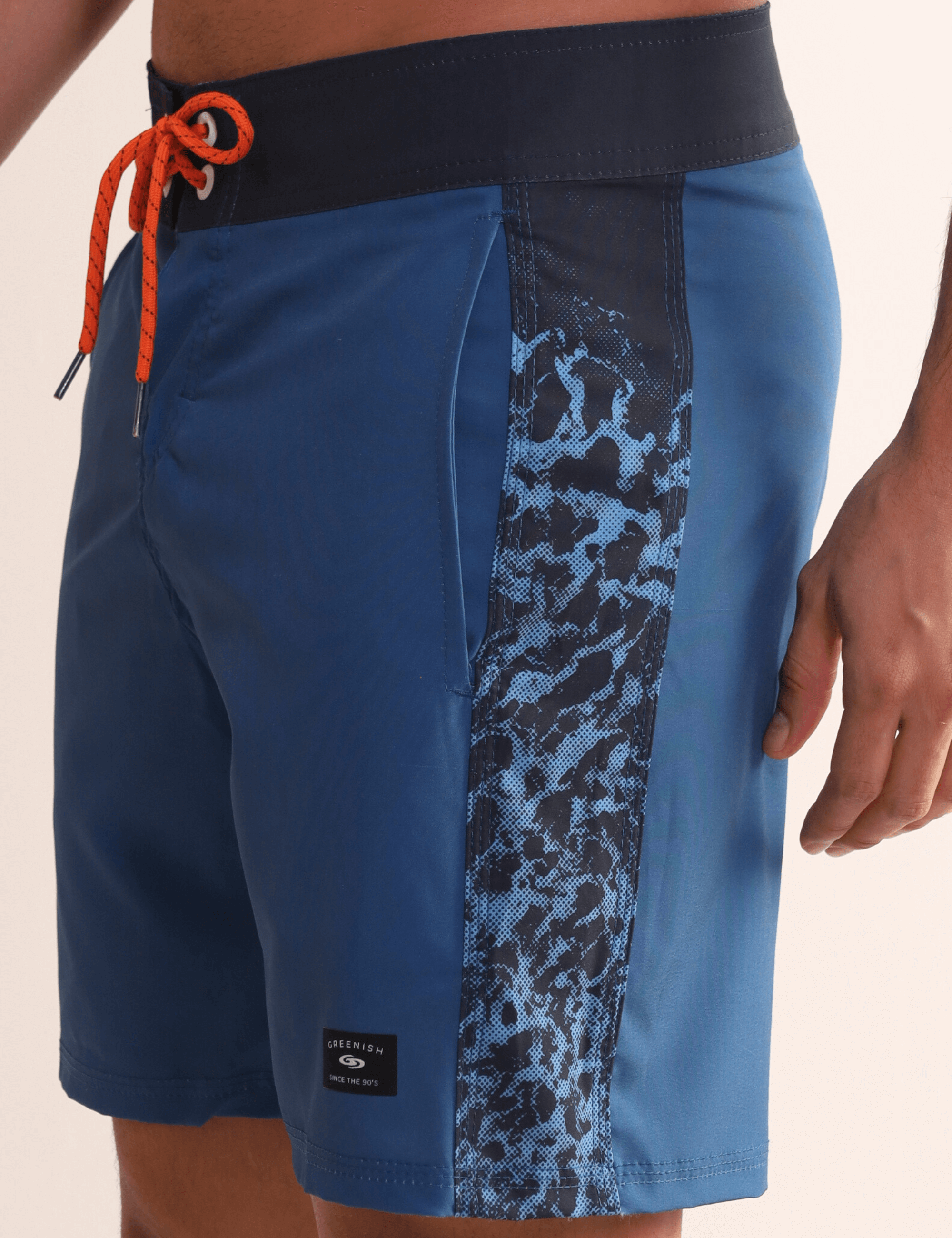 Bermuda Boardwalk Salt Water Texture Azul da Greenish com detalhe lateral texturizado em preto e azul, ideal para estilo litorâneo.