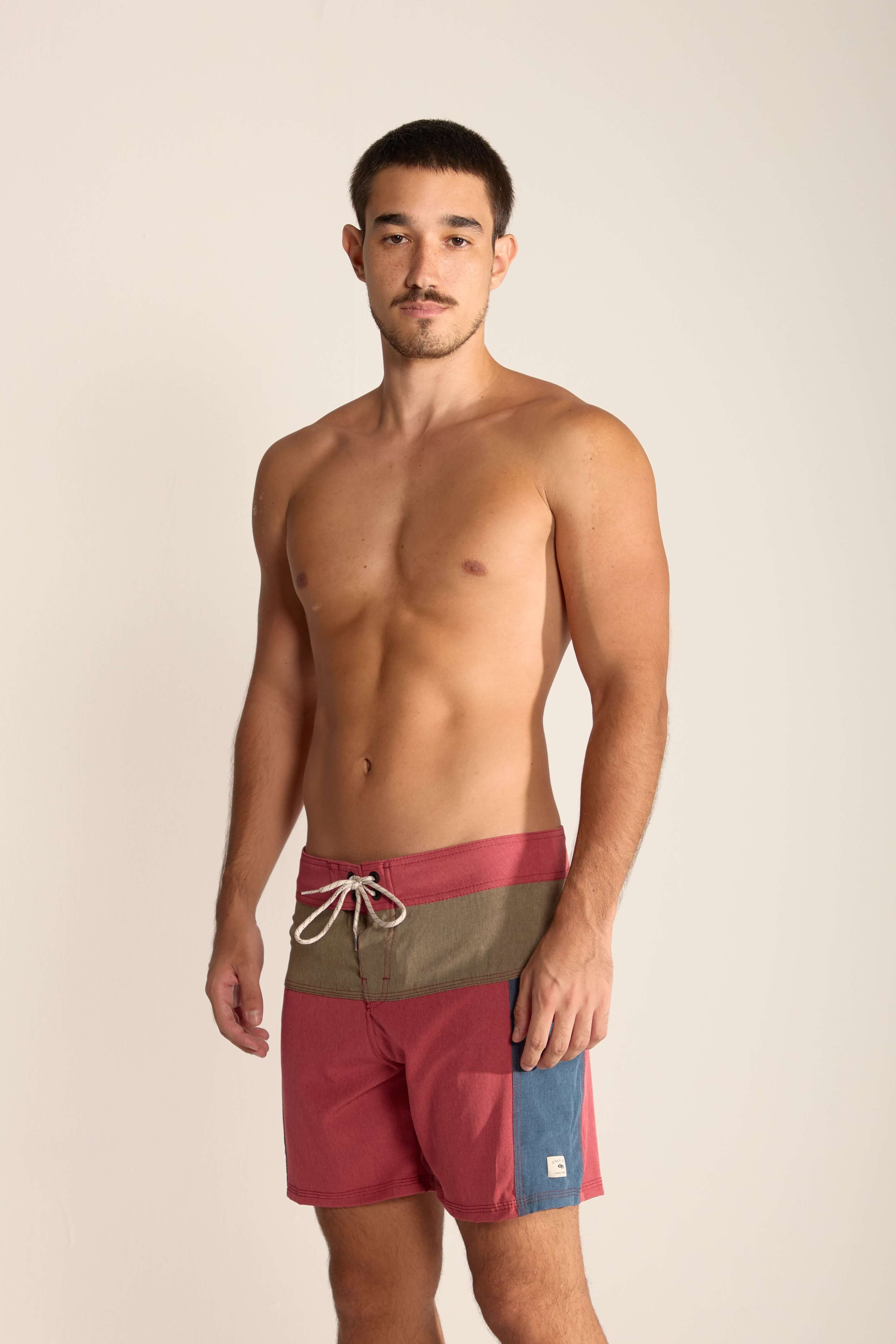 Homem usando sunga Boardwalk Backoutdoor Bordo da marca Greenish, com design moderno e de alta performance.