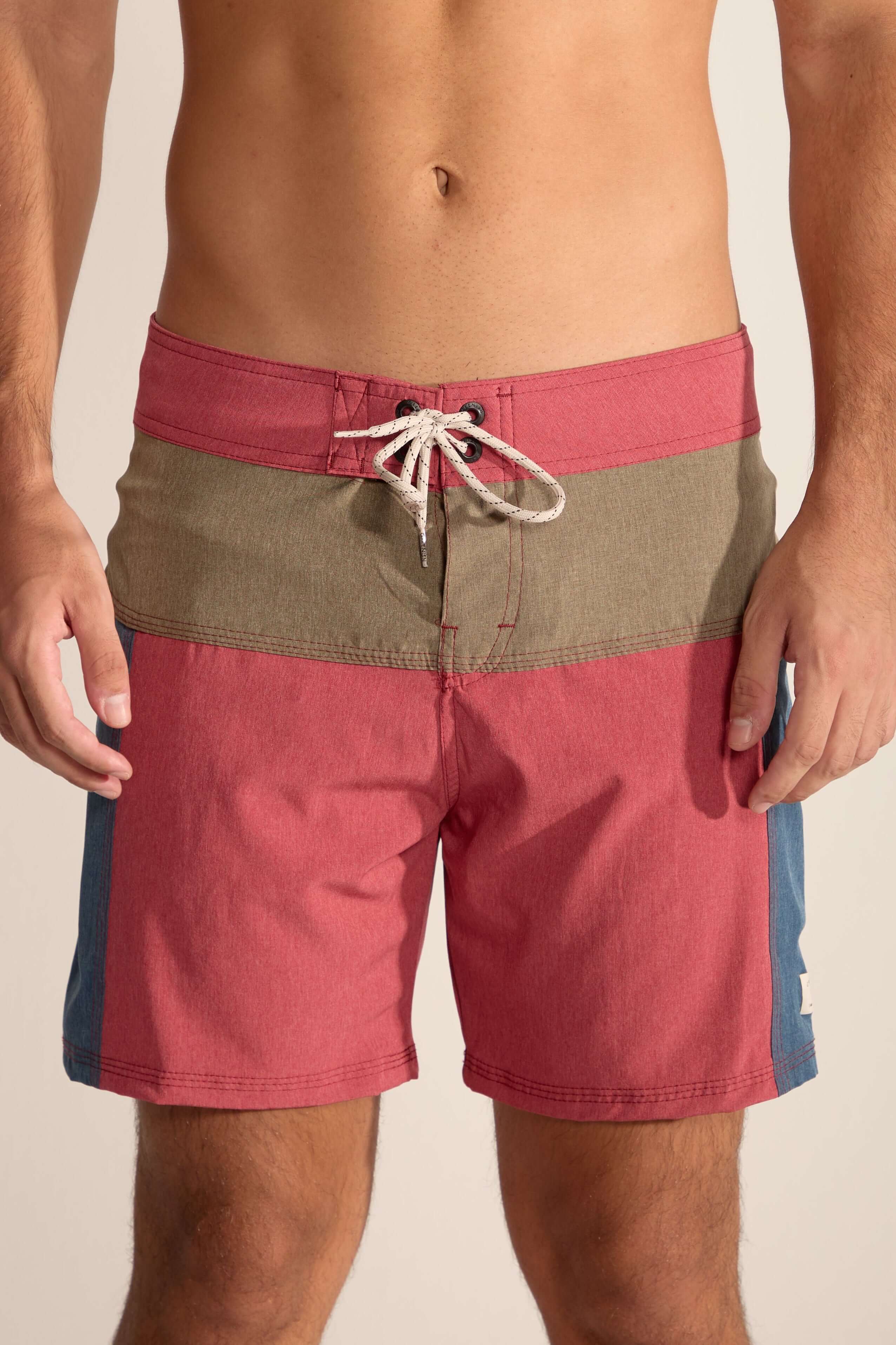 Bermuda Boardwalk Backoutdoor Bordo da Greenish: conforto, ajuste perfeito e estilo moderno para quem ama o mar.