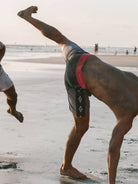 Homem praticando atividades na praia com short BOARDWALK BAMBOO BLEND da Greenish, destacando conforto e estilo.