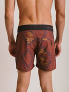 Detalhe das costas do Boardwalk Boho Mystical da Greenish, com estampa gráfica em tons terrosos.