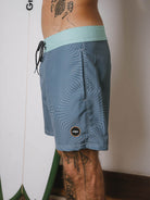Shorts Boardwalk Dreams Cinza da Greenish, com cós anatômico e design confortável, ideal para atividades diárias.