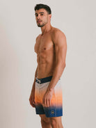 Shorts de banho BOARDWALK DUSK - LARANJA da Greenish, com mistura de poliéster e elastano, ideal para esportes aquáticos.