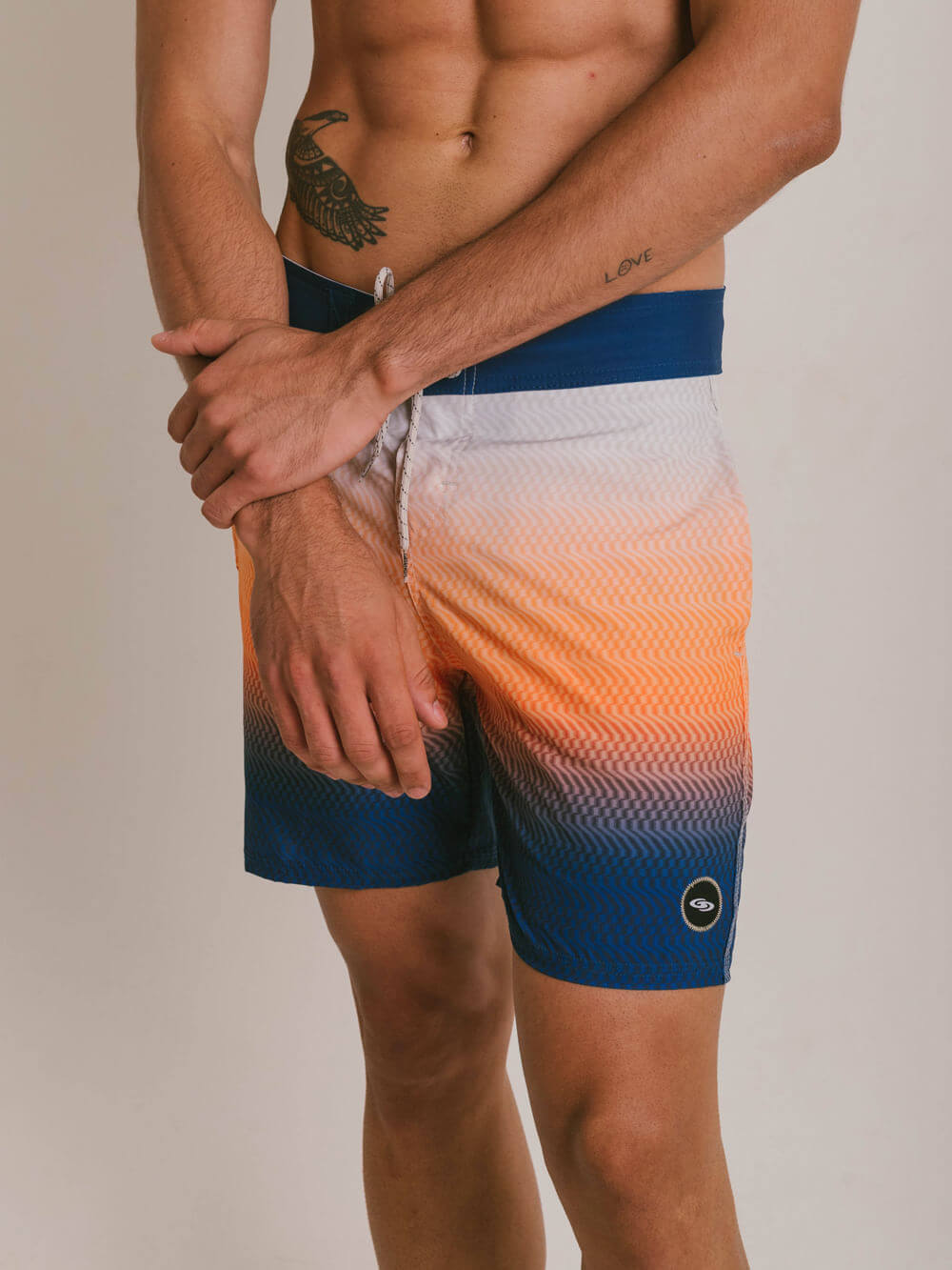 Shorts de praia BOARDWALK DUSK - LARANJA da Greenish, com estampas em degradê e tecidos leves, ideal para esportes aquáticos.