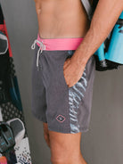 Shorts Boardwalk Erosion da Greenish com detalhe em estampa exclusiva e cós colorido, ideal para o verão.