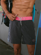 Shorts Boardwalk Erosion Preto da Greenish, com cós rosa e estampa lateral exclusiva, ideal para verão.