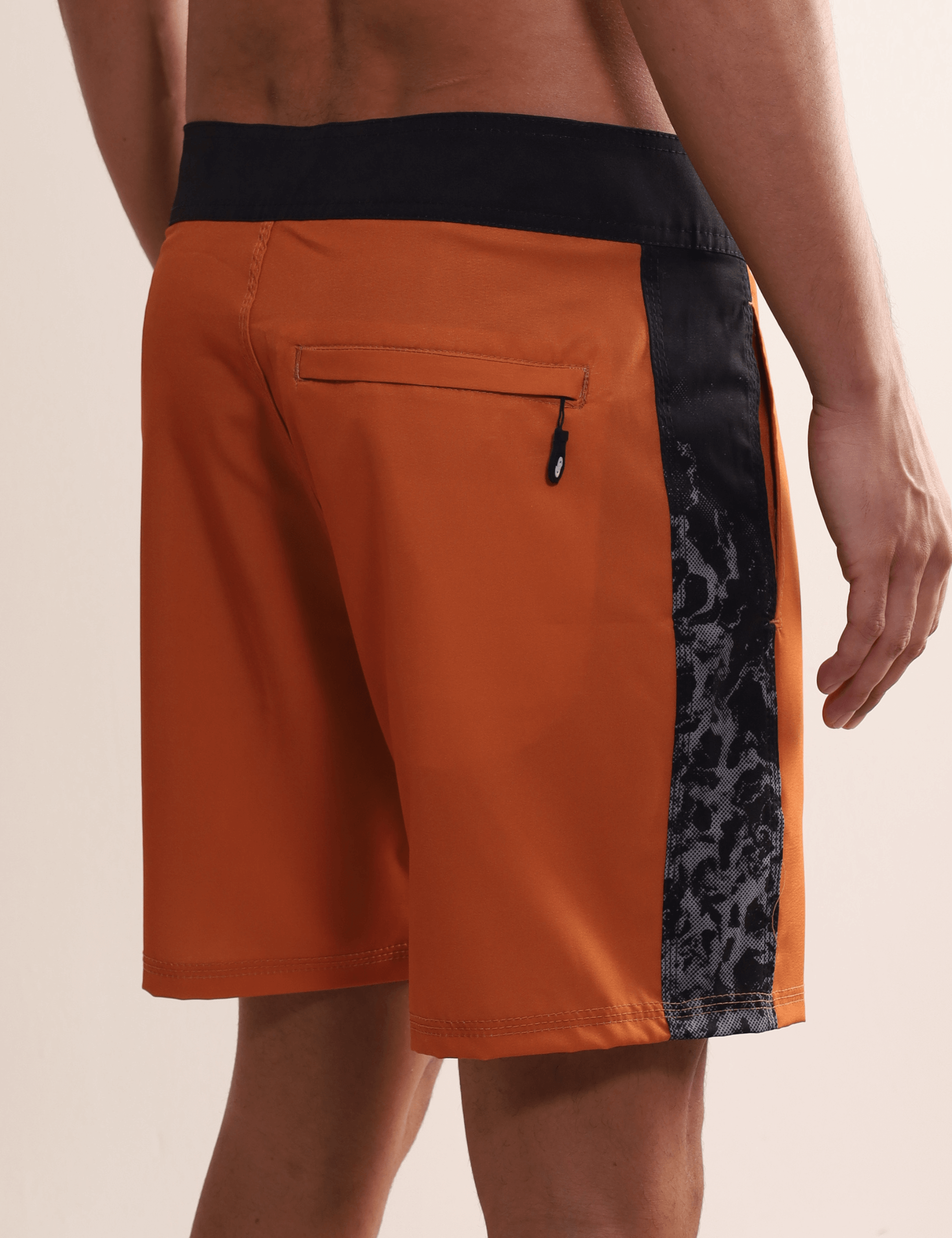 Bermuda Boardwalk Amarelo da Greenish com textura lateral estilo água salgada, ideal para um look litorâneo confortável e resistente.